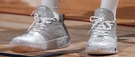 【NBA每日上脚】一次顶一万次！库里穿着就是帅？