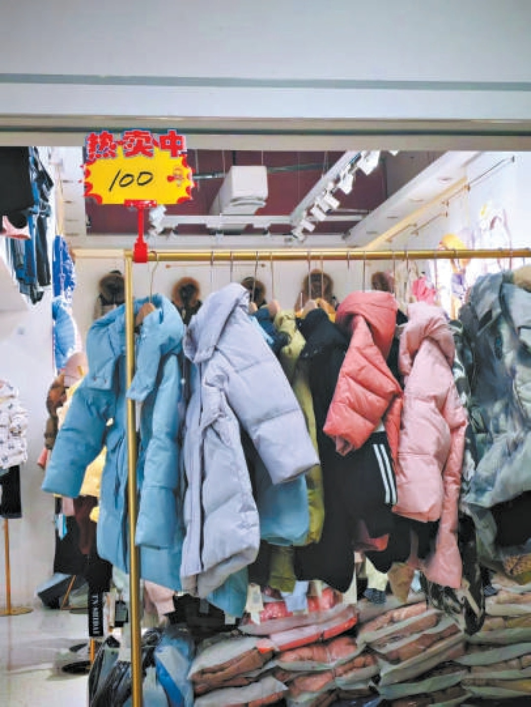 「鸭绒一吨从17万飙到58万」撞上「2299元充绒只有86克」:双11波司登对账党,付尾款前先把价梯、每克绒价、退路这三本账对完