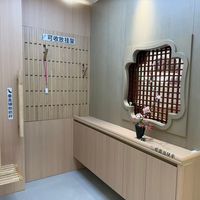独居老人家里摆了4把同款椅子：给爸妈改房子，钱先花在卫生间