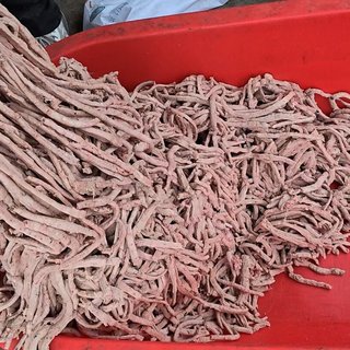 河南肉泥厂"随意标配料"：鸡脖泥做成烤肠，配料表却只剩"鸡肉"