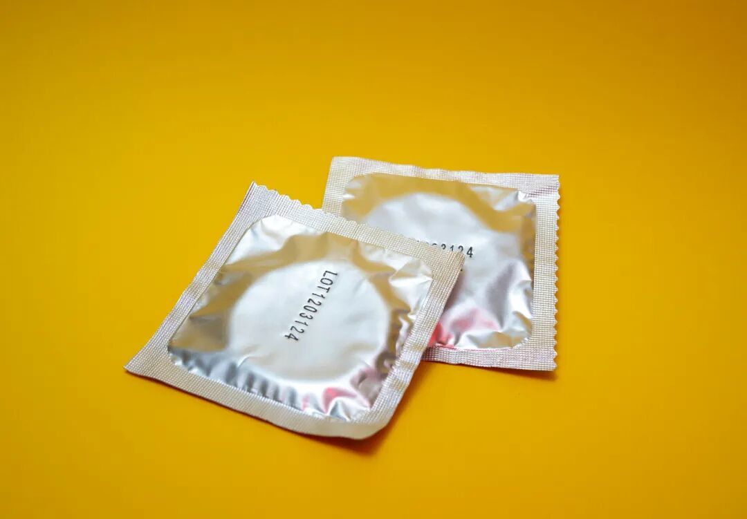 安全套总戴着勒或滑,先看包装上那个52mm
