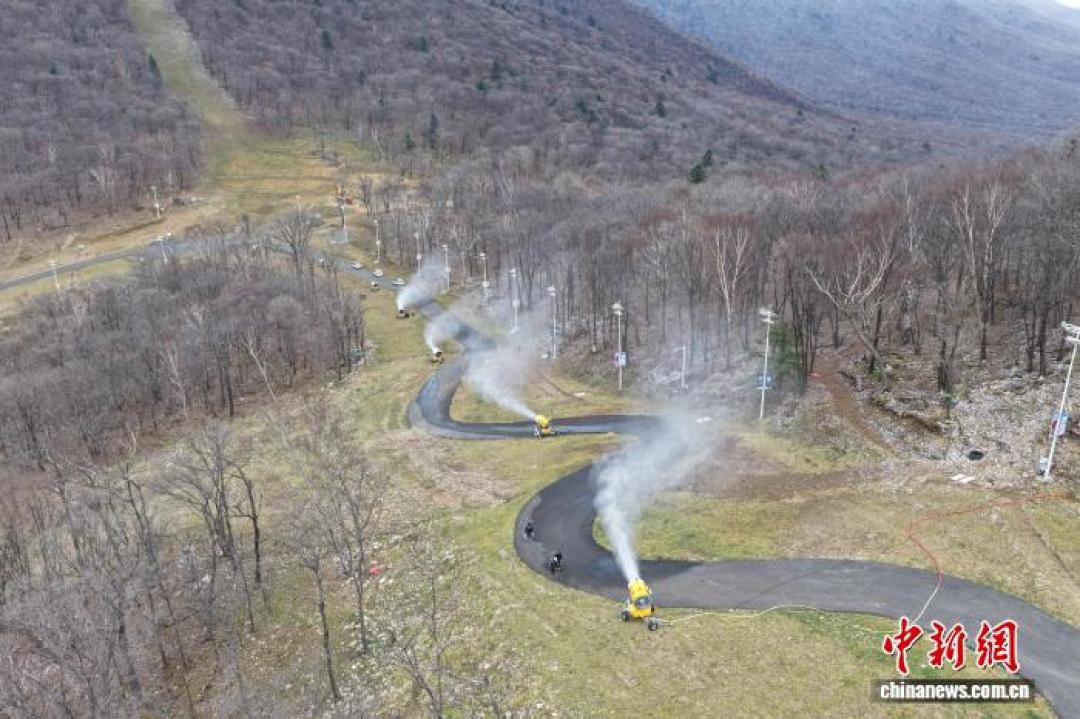 万龙开了,但第一天只开了一条高级道:「开板日」往往是雪道最少的那天——新雪季首滑怎么选、板子怎么带、早鸟怎么买,先读这篇