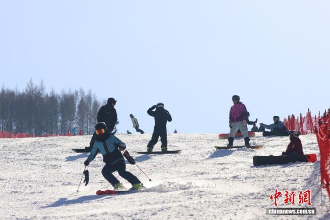 万龙开了,但第一天只开了一条高级道:「开板日」往往是雪道最少的那天——新雪季首滑怎么选、板子怎么带、早鸟怎么买,先读这篇