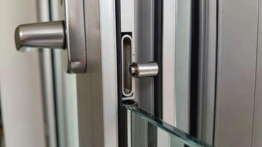 窗户漏风被换条花1000?先别急——拧、量、再下单