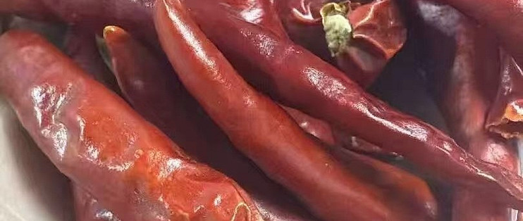 火锅底料的香味框架，干辣椒和花椒是主角，八角桂皮是底子