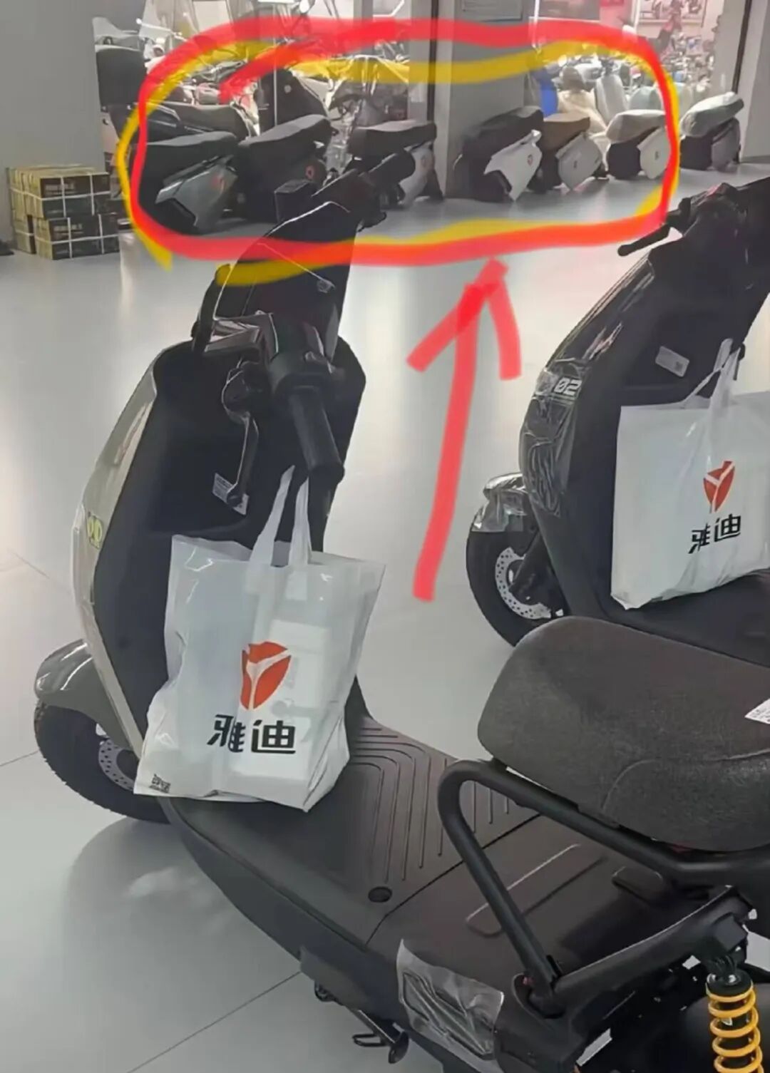 11月1日起，雅迪门店的“换72V、加快充”成了上牌死刑：一车一池一码，提车前先把你车上三个码对一遍