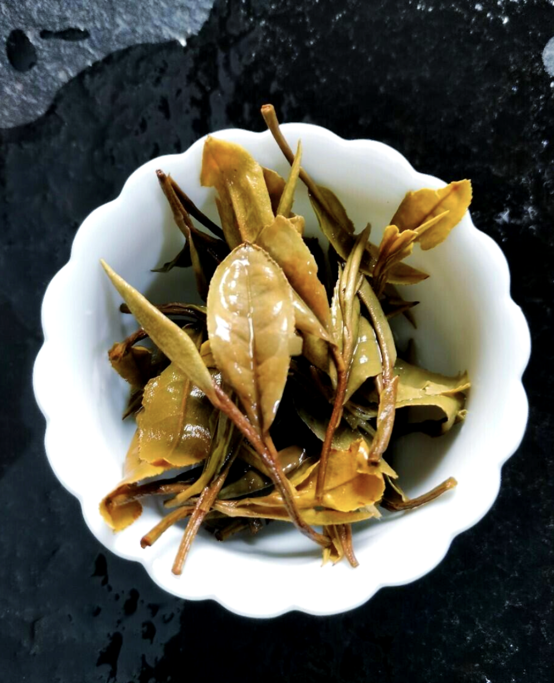 「网上几十块一饼的十年老白茶」撞上「福鼎商家烧仓里的茶、亏20万只是起步」:双11囤白茶党,付定金前先把价梯、年份、退路这三本账对完