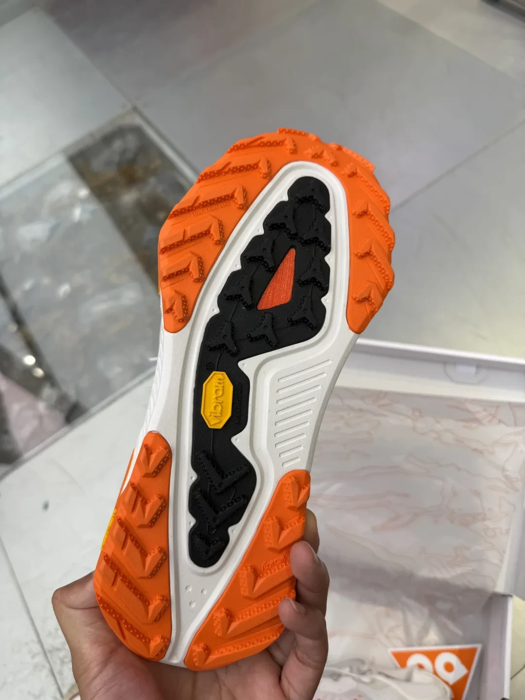 Nike ACG Zegama 越野跑鞋：ZoomX 垫在脚底，图的是跑得久不是跑得快