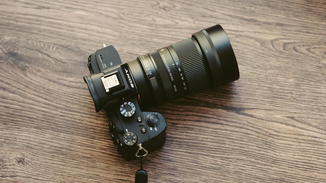 适马 50-120:390 克、4999 元的半画幅 70-200,停在 120mm