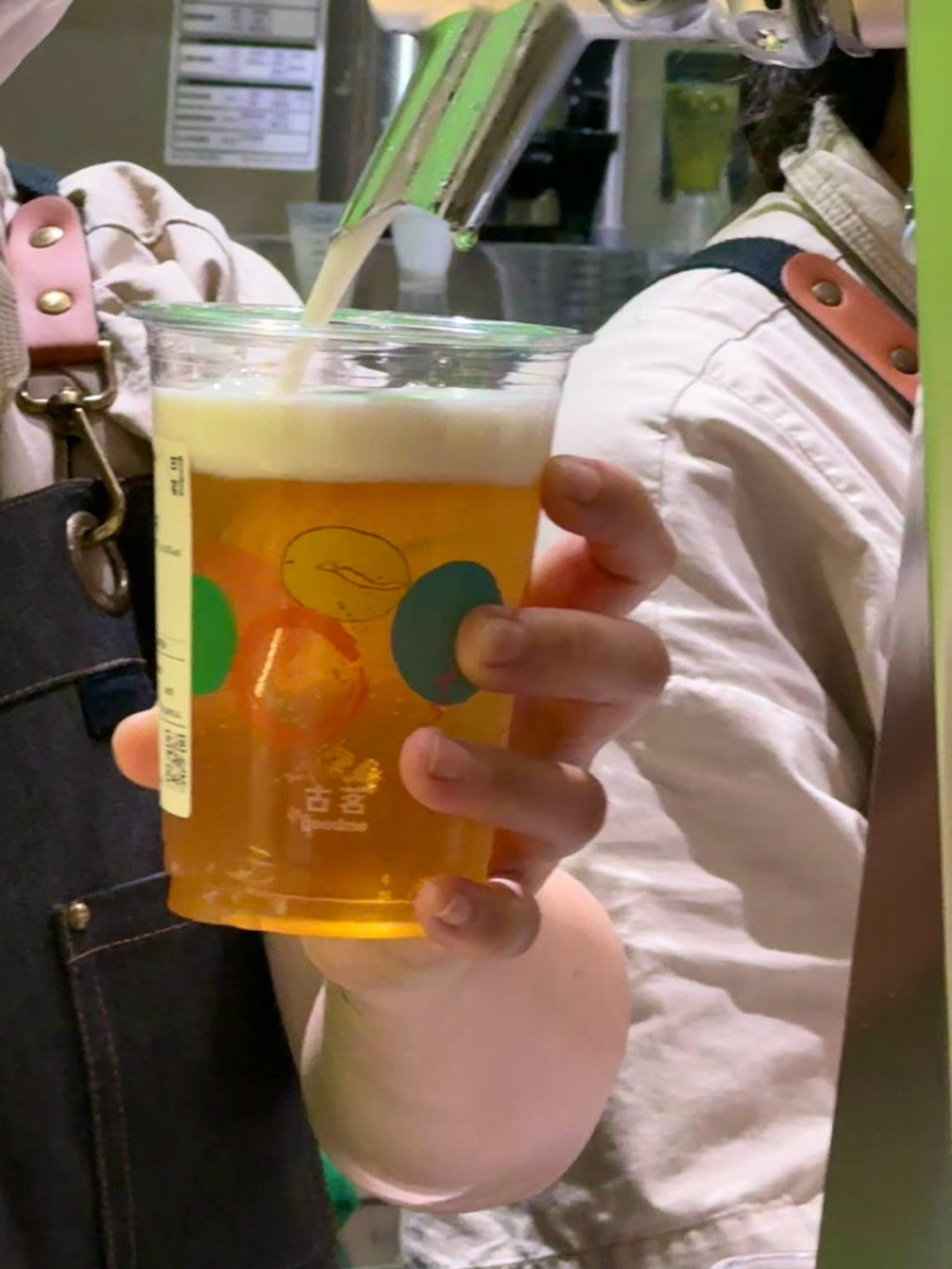 奶茶店卖起12元一杯的鲜啤,茶颜却关掉了所有小酒馆