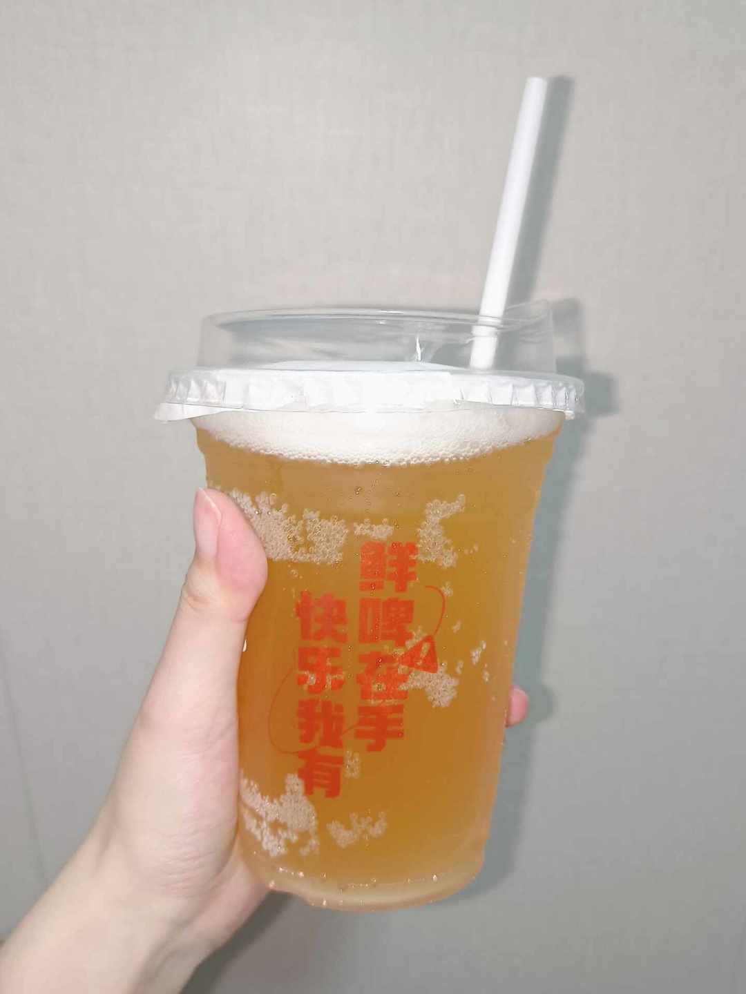 奶茶店卖起12元一杯的鲜啤,茶颜却关掉了所有小酒馆