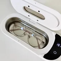 眼镜片越擦越花先别急着换片｜清水冲完对光看3处，分清油膜·划痕·脱膜