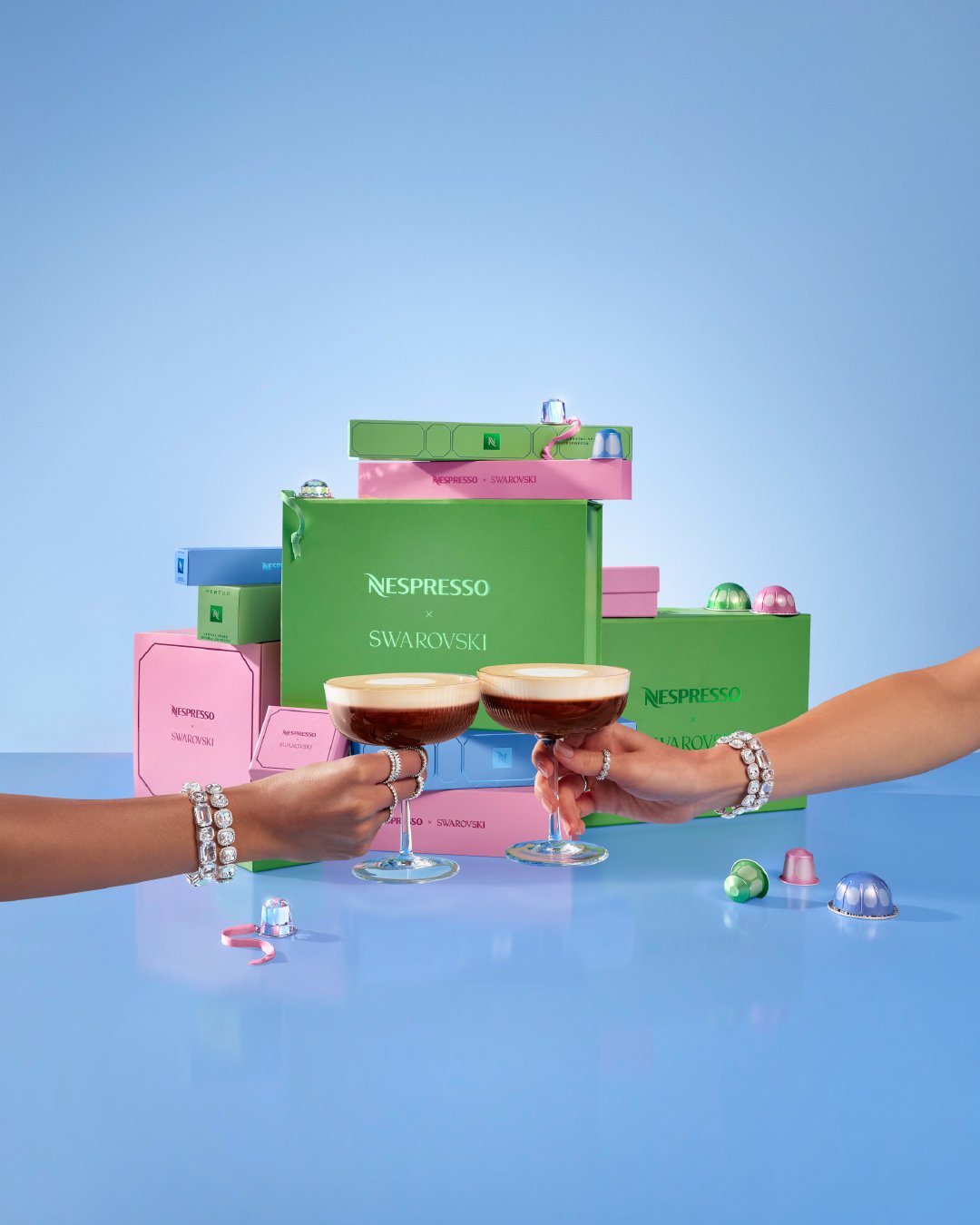 Nespresso×施华洛世奇联名礼盒与碰杯场景