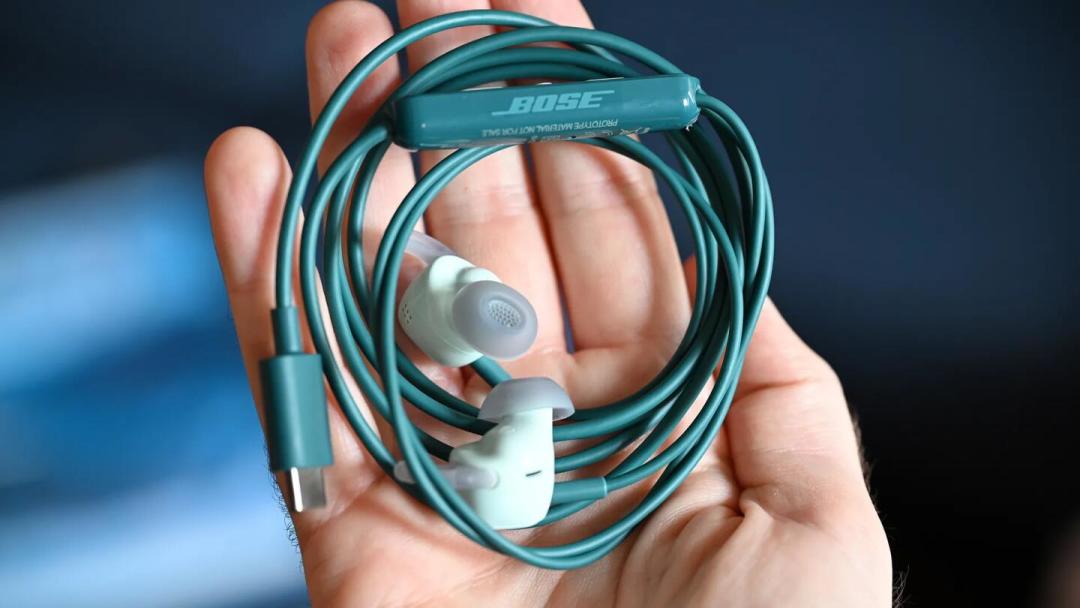 Bose 把线接回来了：699 元的有线降噪耳塞，地铁里音量得推到 80