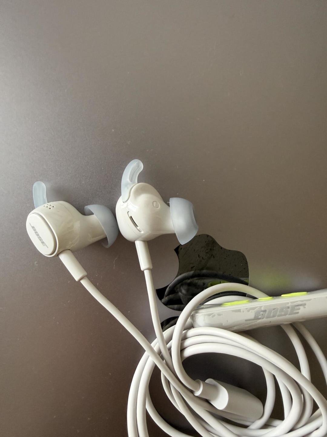 Bose 把线接回来了：699 元的有线降噪耳塞，地铁里音量得推到 80