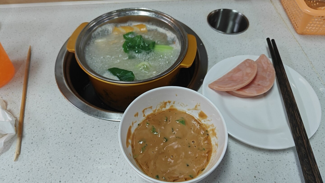 旋转小火锅又排起了队:人均30块吃到饱,先看清传送带上那盘肉