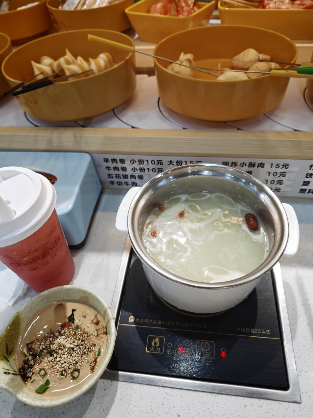 旋转小火锅又排起了队:人均30块吃到饱,先看清传送带上那盘肉