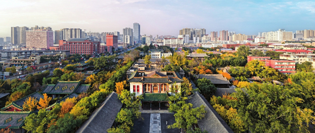 后退4米放大4倍?77万赞的古建避人流教程,没长焦的手机抄了就翻车