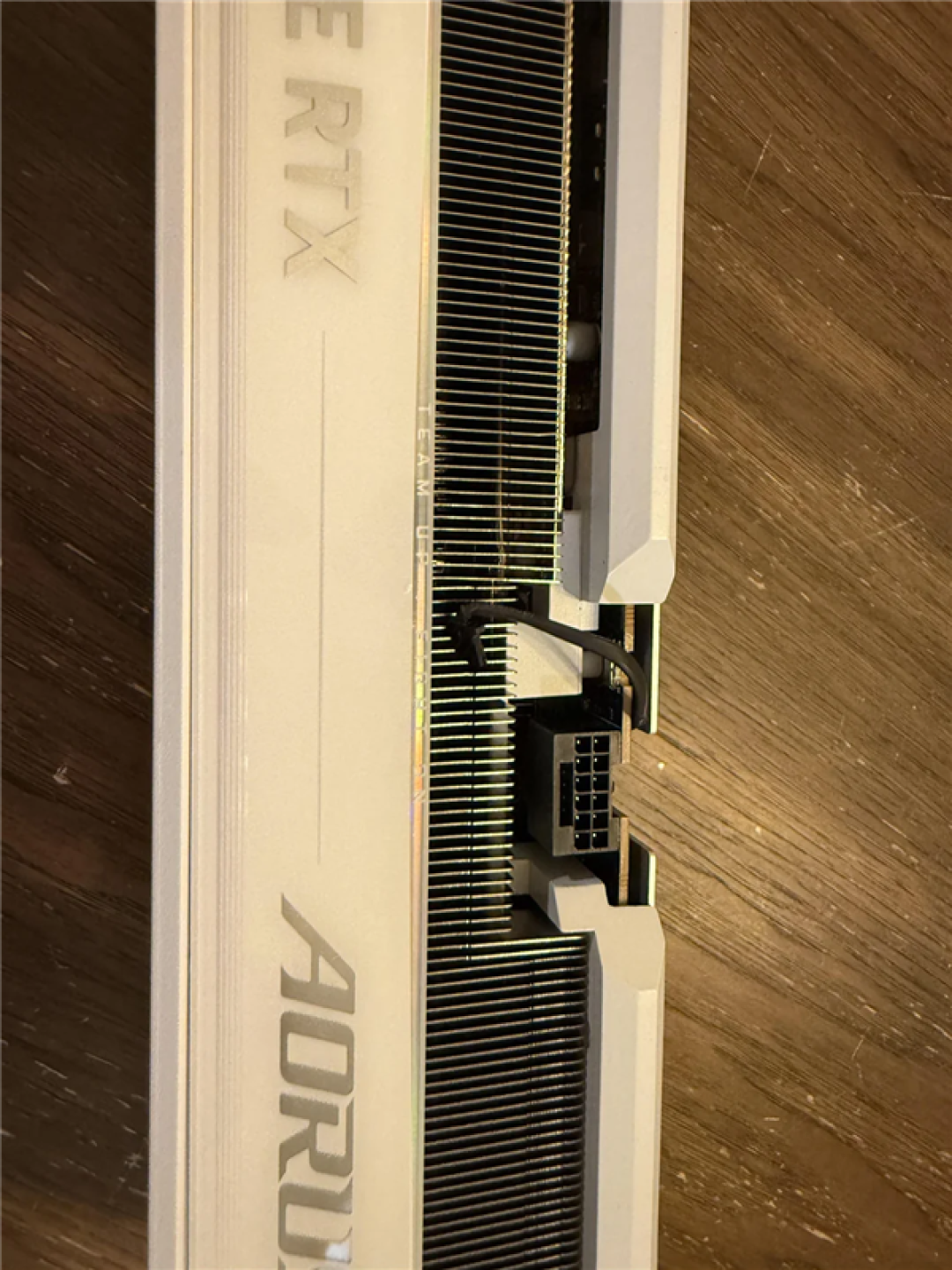 天上只会掉陷阱!网友半价买RTX 5090翻车:芯片被拆只剩空壳