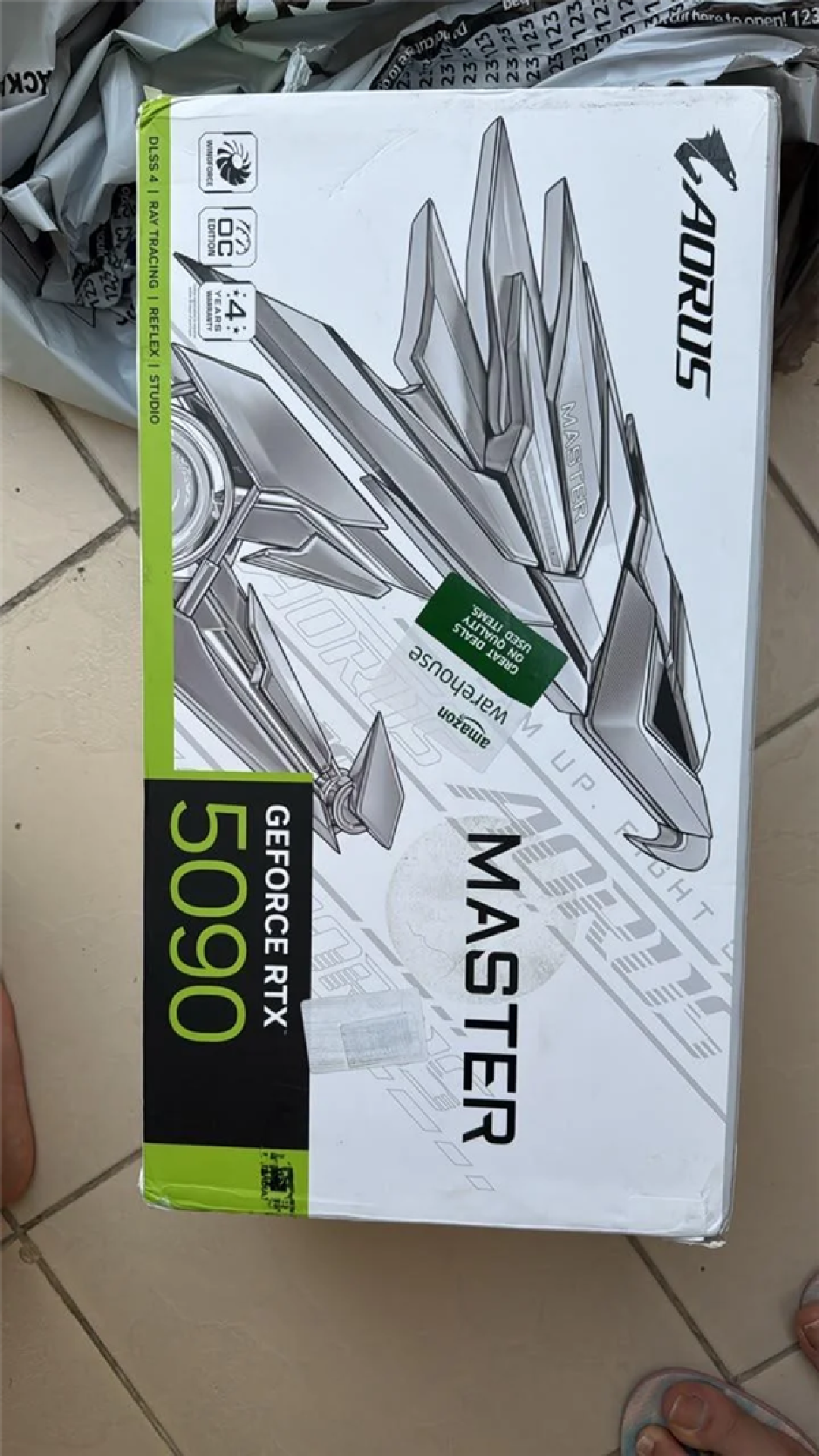 天上只会掉陷阱!网友半价买RTX 5090翻车:芯片被拆只剩空壳