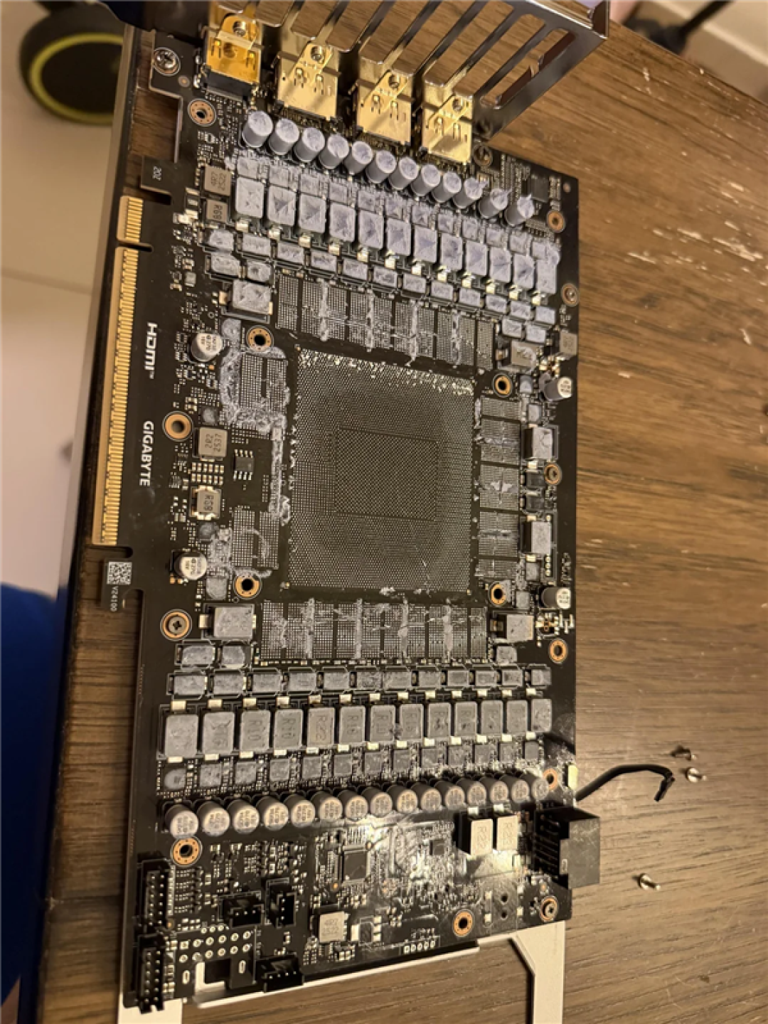 天上只会掉陷阱!网友半价买RTX 5090翻车:芯片被拆只剩空壳