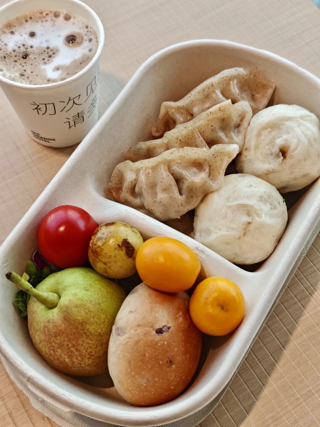 亚朵的早餐,为什么有人吃到膏蟹,有人只吃到一碗光面