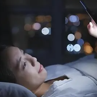 睡前玩手机毁眼睛还伤肝！做好这3点，比敷100张面膜都管用