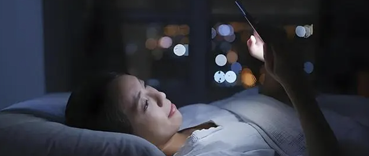 睡前玩手机毁眼睛还伤肝！做好这3点，比敷100张面膜都管用