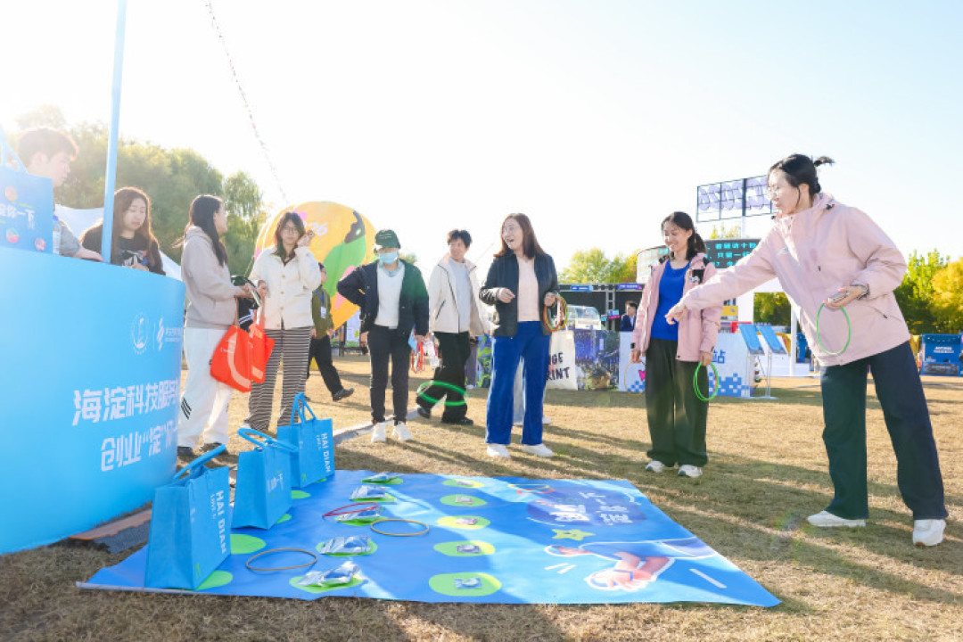 失业夫妻去AI嘉年华找思路:当AI市集从周末摊摆上公园大草坪