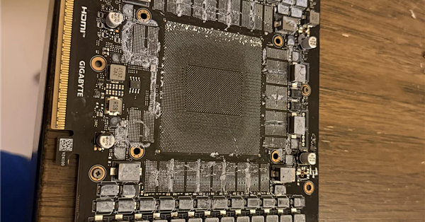 天上只会掉陷阱！网友半价买RTX 5090翻车：芯片被拆只剩空壳