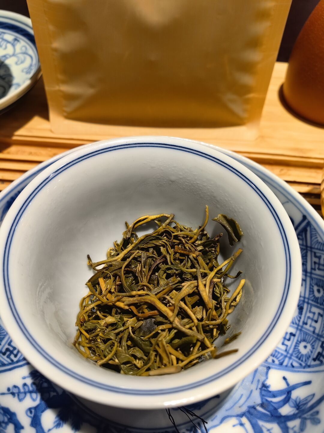 竹叶青种草了半年“黄金叶”:黄茶到底什么来头、晚上喝会不会睡不着、跟“黄金芽”是不是一回事