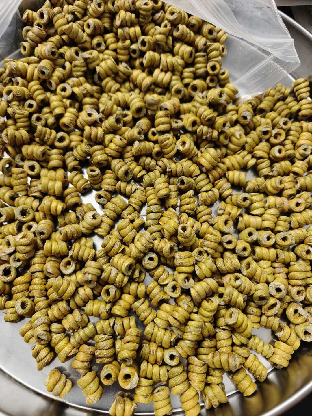 盘中金黄色螺旋枫斗干品，泡水前先认清形态