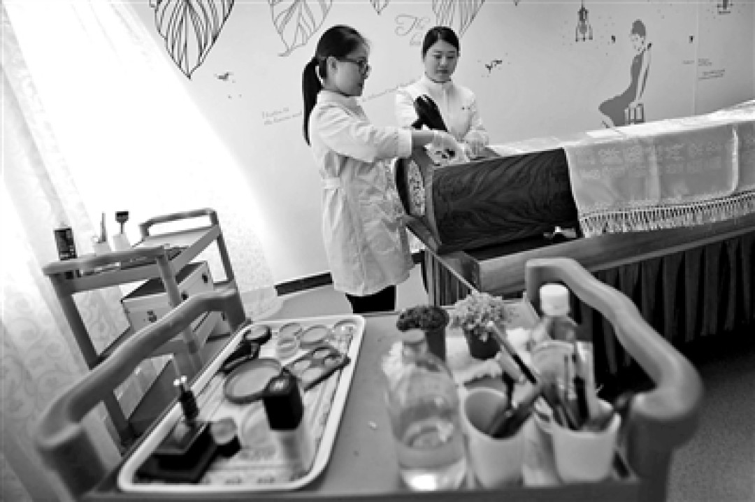 入殓师的手艺：把逝者还原成家人记得的样子