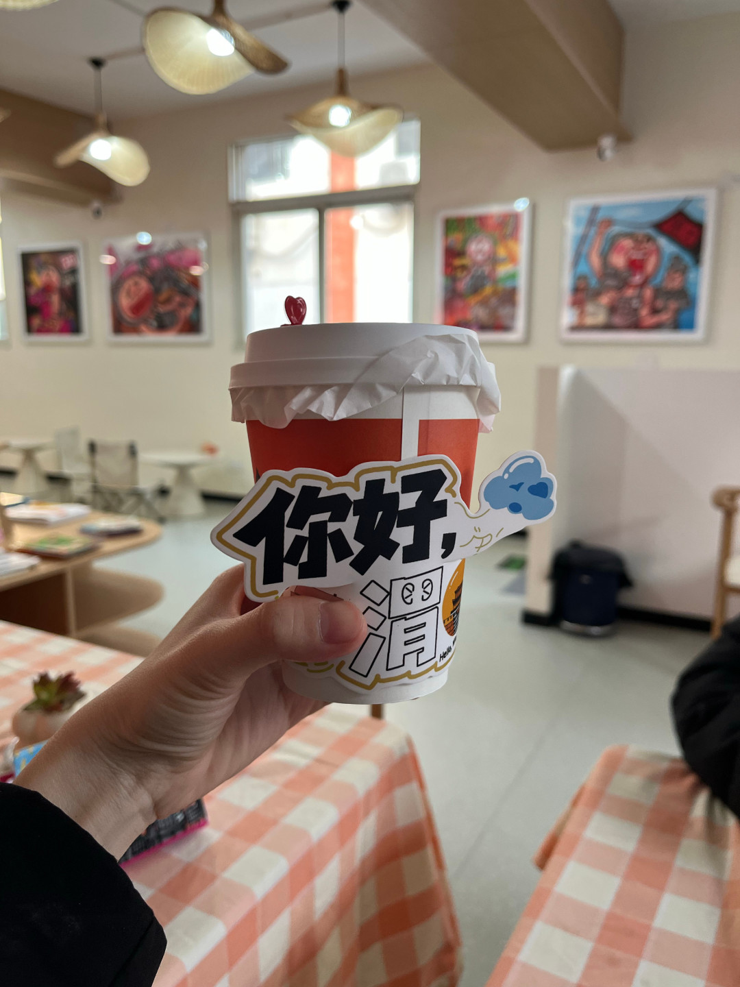冰峰全国首店探店:9.9元橙C美式、6.9元奶皮子酸奶,二楼还能看书