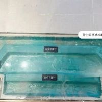 卫生间门外墙根冒白霜，先别铲墙：要修的是水，不是墙