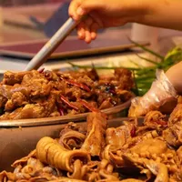 炒粉路边摊10块，隔壁店里8块：现在吃路边摊，先分清「推车的」和「租摊的」