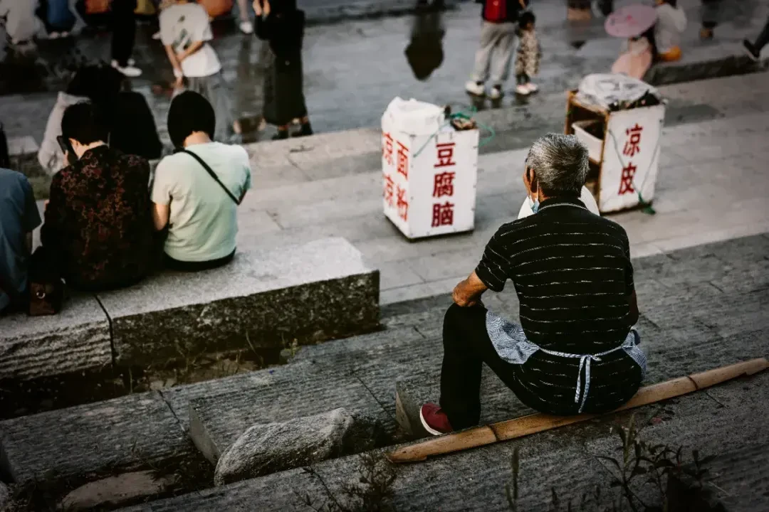 炒粉路边摊10块,隔壁店里8块:现在吃路边摊,先分清「推车的」和「租摊的」
