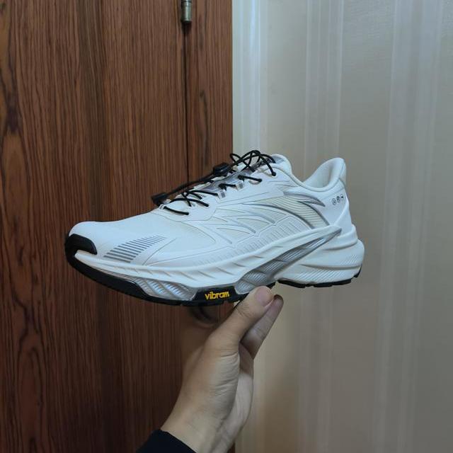安踏百元档的徒步鞋配Vibram黄标，跟千元档V底是一回事？