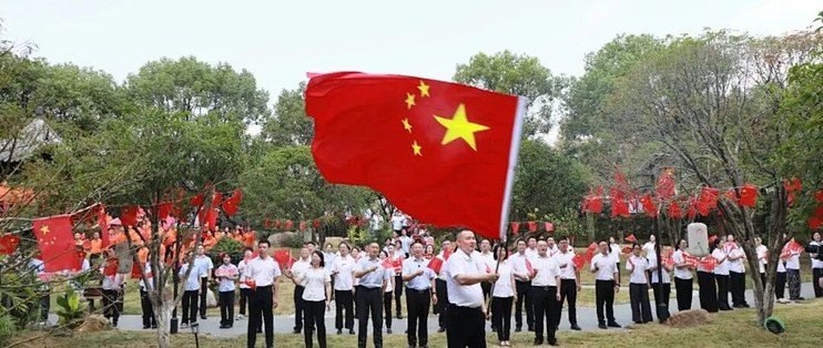 同唱赞歌贺华诞，凝心聚力向前行！煌上煌人红歌唱响爱国情