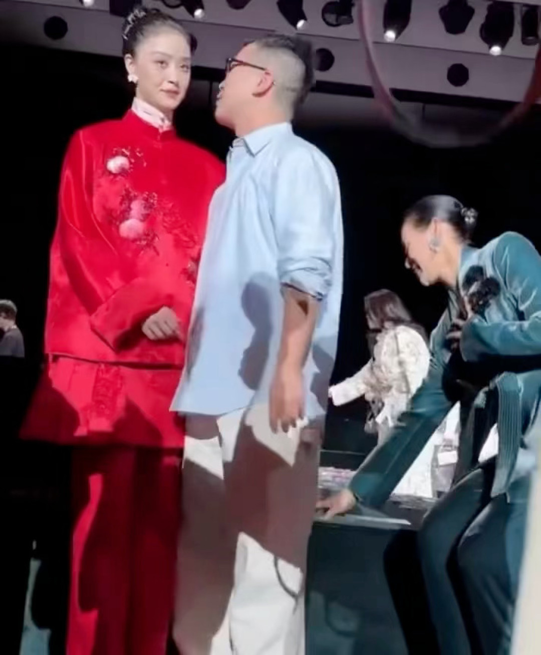 蒋欣被亲脖子上热搜:那一声“啊”,是体面人说不出的话