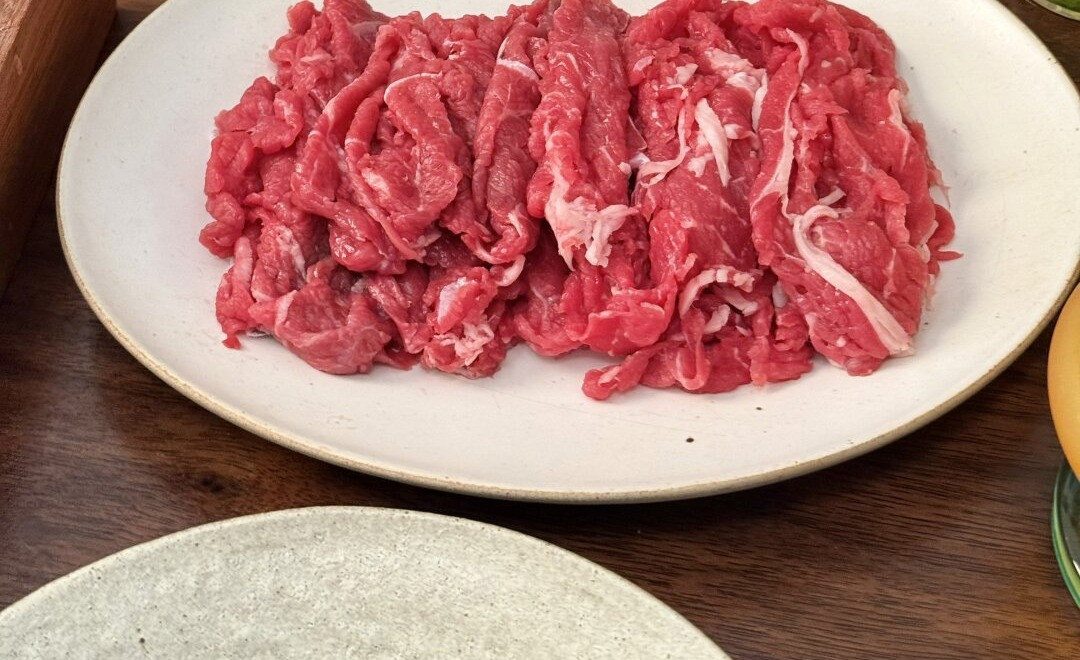 一盒“原切”牛肉卷检出瓜尔胶:火锅季买肉,先看配料表
