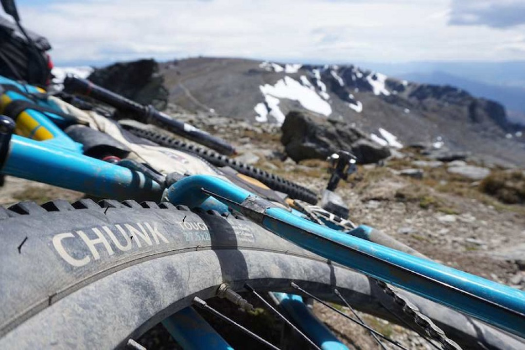 胎壁上的数字是天花板，不是目标：降温后山地车胎压这么定