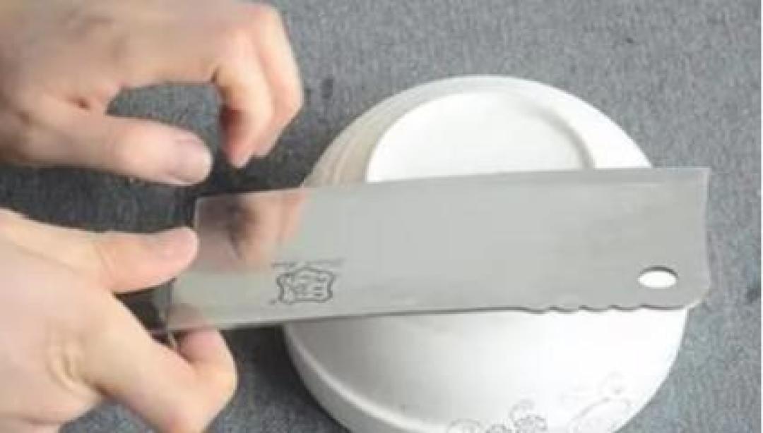 妈妈用了二十年的碗底磨刀,刀具行内人急喊停:真的会变快,但刃口越磨越钝得更快
