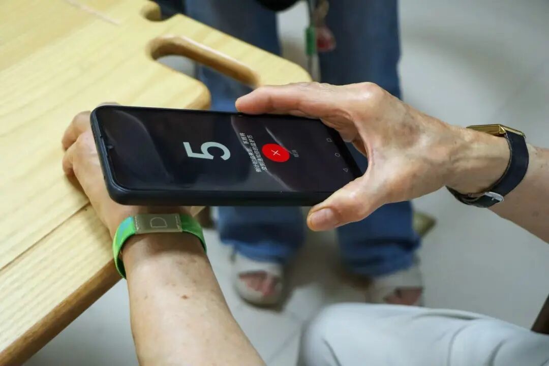 那个被骂晦气的App,最后去给独居老人守夜了