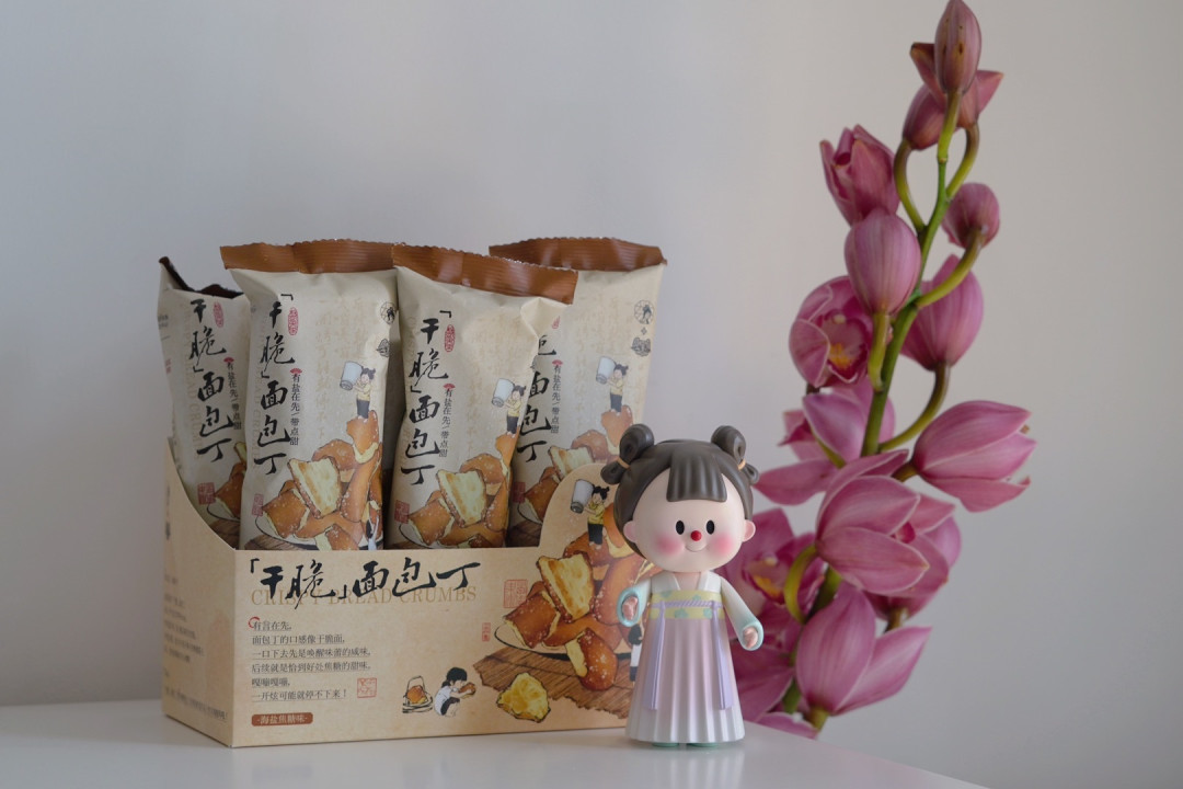 奶茶撒料出道了:你排队的时候,老粉在囤3元一袋的面包丁