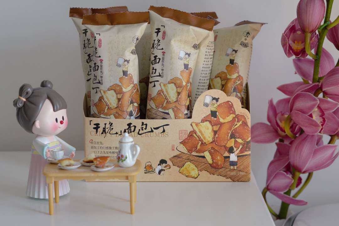 奶茶撒料出道了:你排队的时候,老粉在囤3元一袋的面包丁