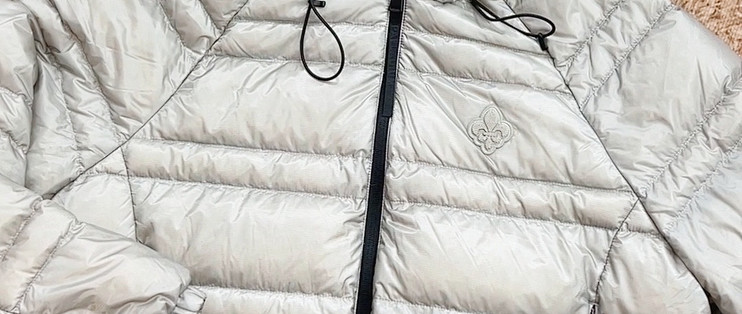短款羽绒服配高腰裤，比例这件事比保暖更先被看见