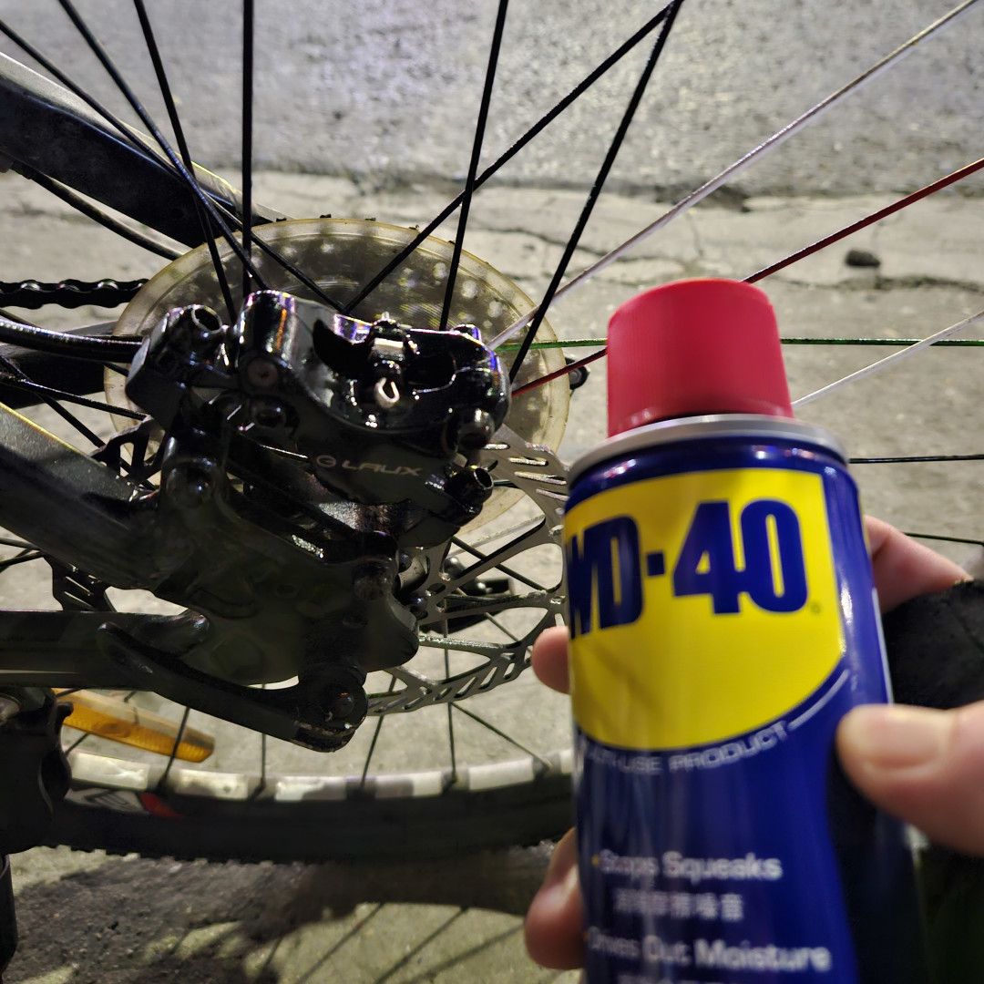 刹车响，喷了点 WD-40 小蓝罐：异响没了，刹车也没了