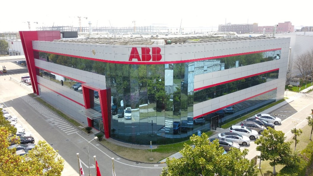 ABB订单超预期,股价却跌5%:2027年EPS降15%是账面原因,市场怕的是另一件