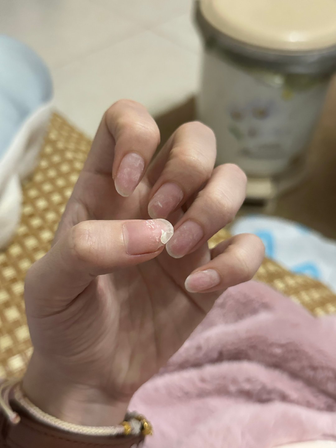 建构不养甲:一层硬胶,怎么成了美甲店的默认加价项